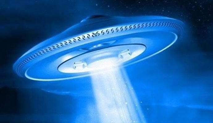 Američan pozoruje UFO každú noc blízko svojho domu.