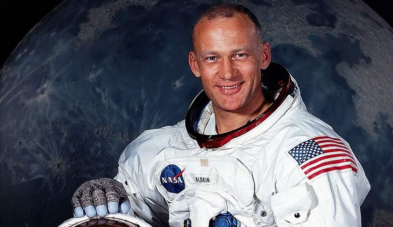 Americký astronaut Buzz Aldrin pripustil, že ľudia neboli na Mesiaci