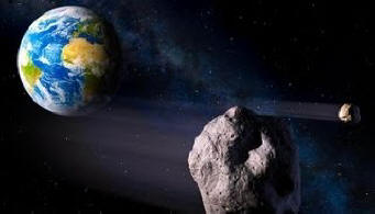 Asteroid s priemerom do 19 m v piatok bude lietať medzi Zemou a Mesiacom