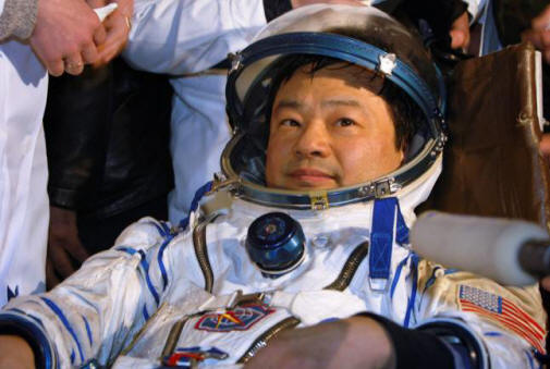 Astronaut Leroy Chiao videl pod ISS zvláštne svetlá