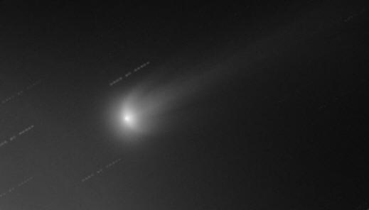 Kométa ISON s krídlami vychádzajúcimi z jej jadra