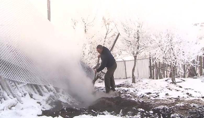 Biely dym vychádza zo zeme v Baškirsku