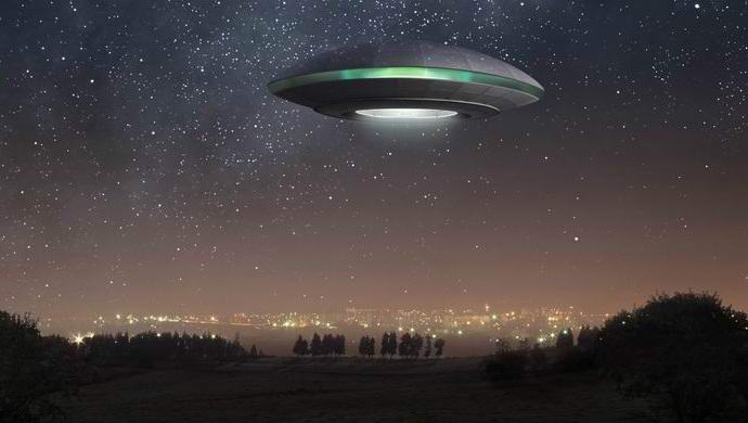 Briti fotografovali UFO lietajúce medzi domami