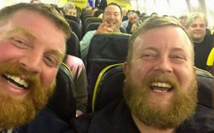 Brit sa stretol so svojím dvojčatom v lietadle