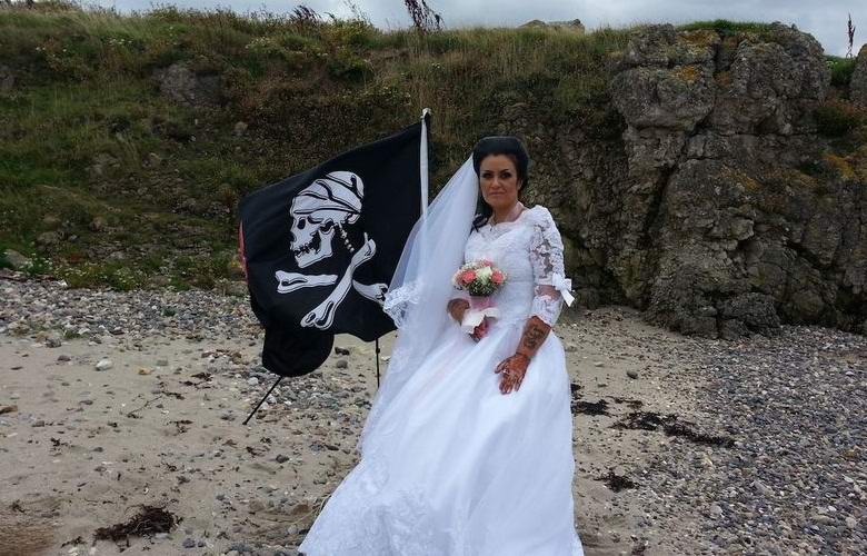 Briti sa oženili s duchom pirátov