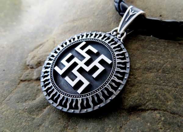 Amulet s kvetinou kapradiny 