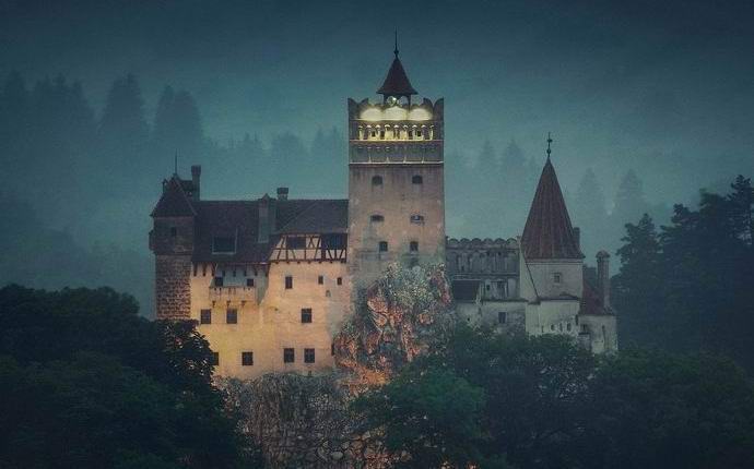 Dvaja šťastní ľudia oslavujú Halloween na Drákulovom hrade