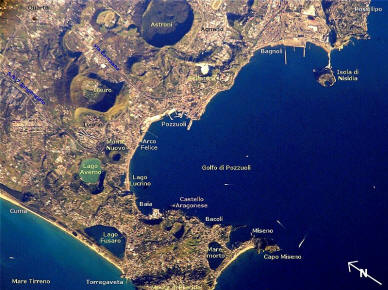 Súbor: Pozzuoli NASA ISS004-E-5376 upravené names.jpg