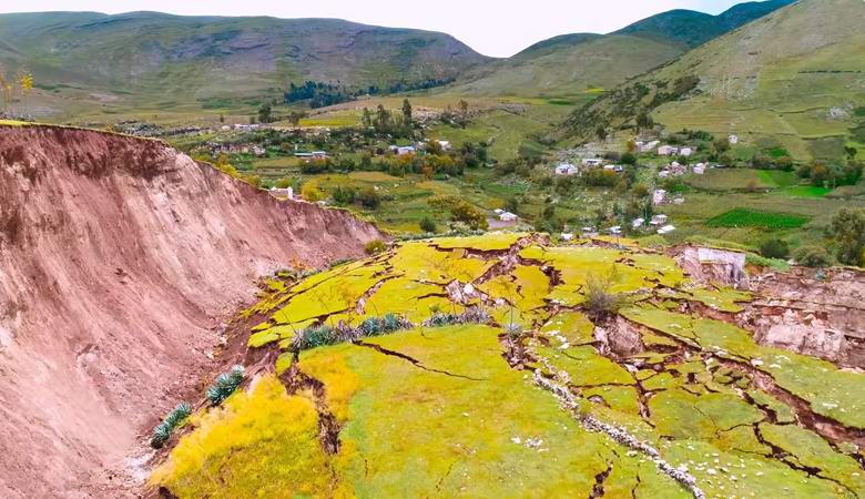 Obrovské trhliny zničili peruánske mesto