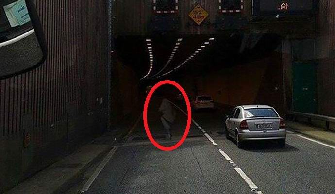 Írsky trucker sa v popoludňajších hodinách vydal po rušnej ceste duchom