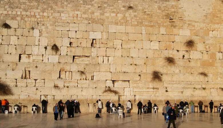 Z Western Wall Wail náhle odletel obrovský kameň