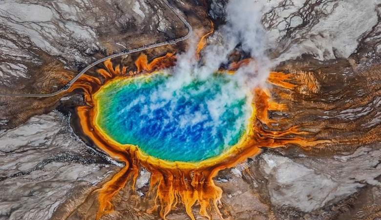 Yellowstonská super sopka postupne spaľuje stromy okolo nej.