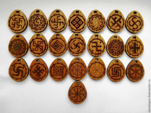 Slovanské amulety vyrobené z dreva 