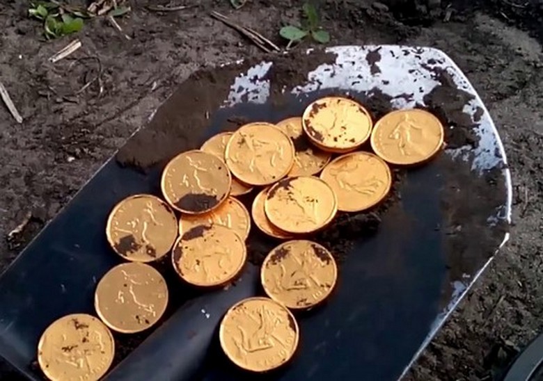 Poklad zlatých mincí objavených v Gruzínsku počas pohrebe