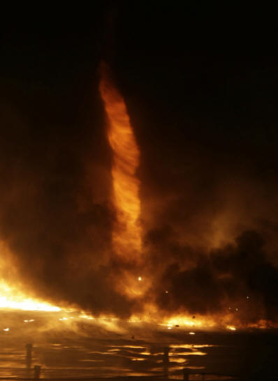 Cool shot: Fotografia požiarneho tornáda vyhodila do vzduchu internet