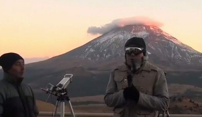Mexičania natáčajú vzhľad UFO nad sopkou, aby ho mohli ukázať naživo
