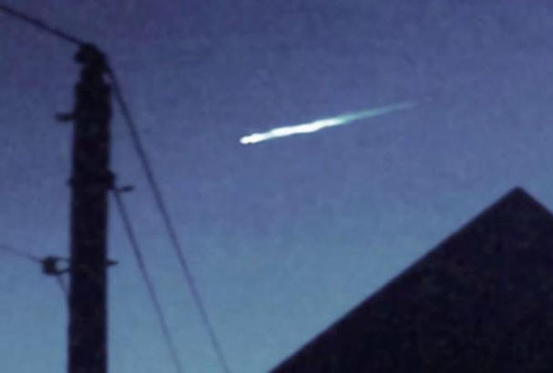 Svedkovia fotografovali padajúci objekt s UFO nad Kalifornie