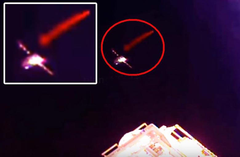 Počas pristávania s ISS cez Draka preletel červený drak UFO.