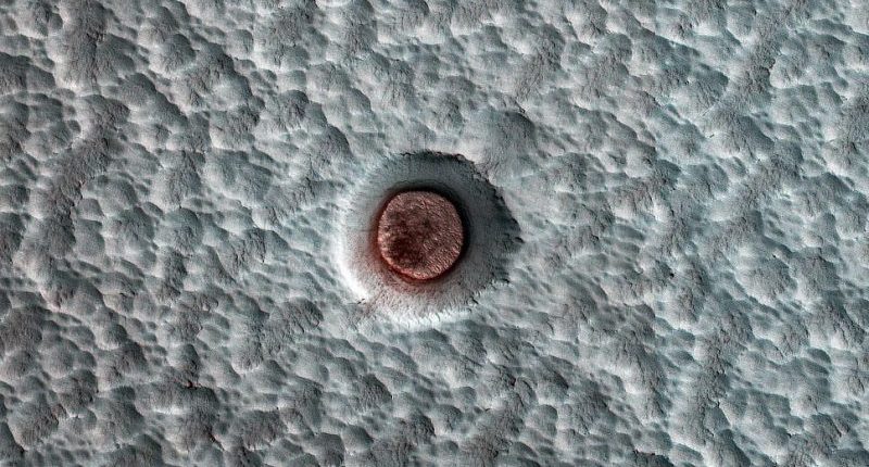 NASA už desaťročie sleduje zmeny ľadu v kráteri Marsu 