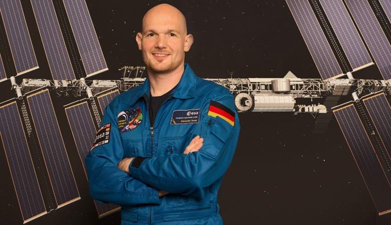 Nemecký astronaut položil prst na dieru v ISS