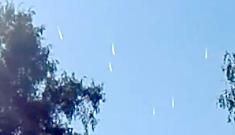 Zdalo sa, že niekoľko bielych vertikálnych UFO na oblohe nad Čile pomaly padá.