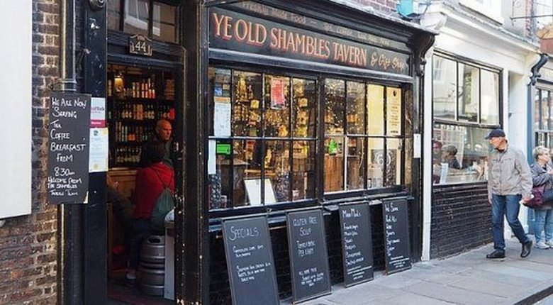 Neviditeľná sila v krčme Ye Old Shambles v Yorku zrazí veci z police.
