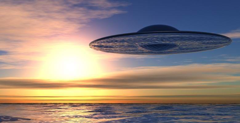 UFO, saje vitalitu od dovolenkárov pri jazere, sa dostal na fotografiu