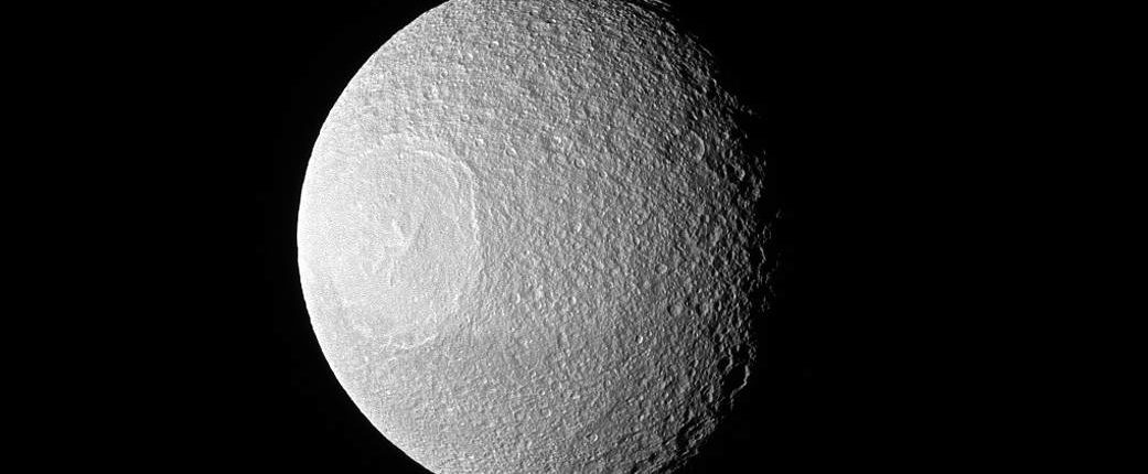 Nový pohľad na Tethys z misie Cassini 