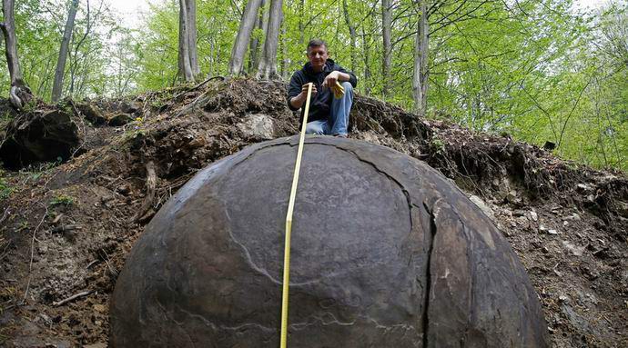 Obrovská kamenná guľa nájdená v Bosne