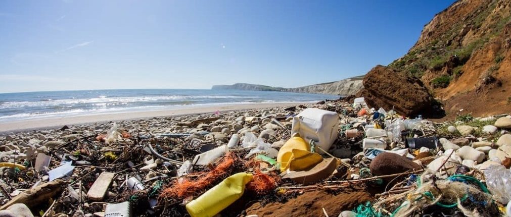 Z oceánov „mizne“ obrovské množstvo plastového odpadu.  Nový výskum ukazuje, kde 