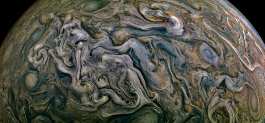 Nádherný záber zobrazujúci chaos a zázrak Jupitera 