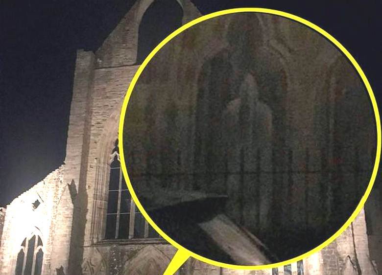 Duch bol fotografovaný na pozadí starej budovy opátstva Tintern