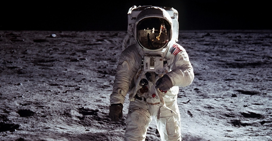 Pred päťdesiatimi rokmi americkí astronauti údajne pristáli na povrchu mesiaca: koľko Američanov dnes v to verí.