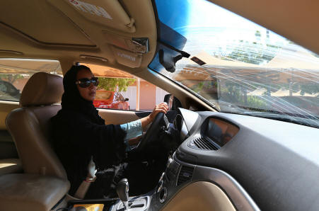 SAE a Saudskou Arábiou-ŽENY-DRIVING