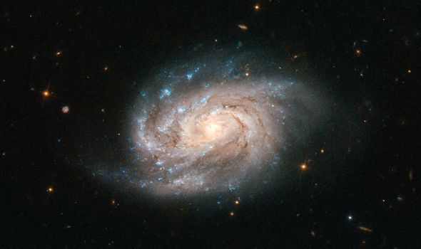 Hubblov teleskop zachytáva galaxiu podobnú tej našej 