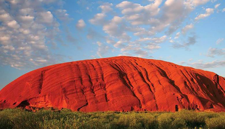 Turist priniesol kúsok hory Uluru a tvárou v tvár neznámemu sa rozhodol vrátiť ho späť.