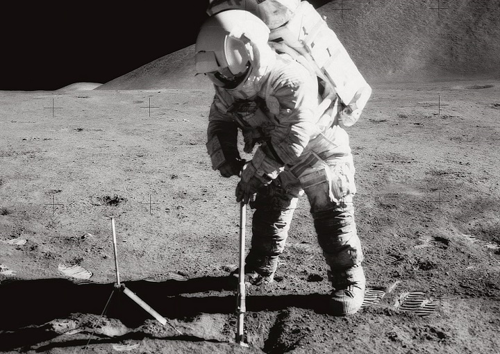 Vedci z NASA otvorili kapsulu so vzorkami lunárnej pôdy dodanej v roku 1972