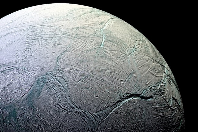 Vedci zistili, ako sa na satelitnom satelite Enceladus objavili obrovské skupiny.