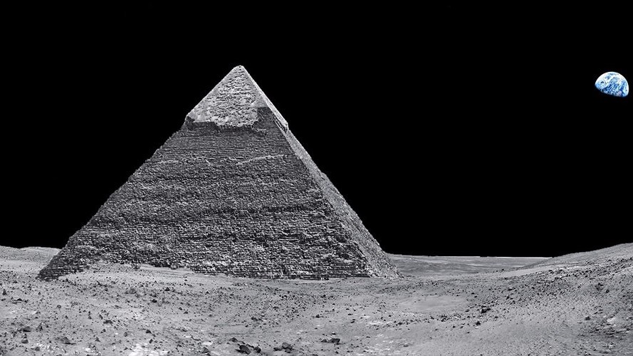 Ufológovia objavili veže a pyramídy na mesiaci