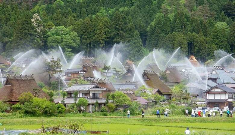 Jedinečný požiarny systém zmenil japonskú dedinu na jednu veľkú fontánu.