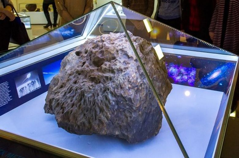 V múzeu Čeľabinska sa dóm spontánne zdvihol nad fragment meteoritu 2013