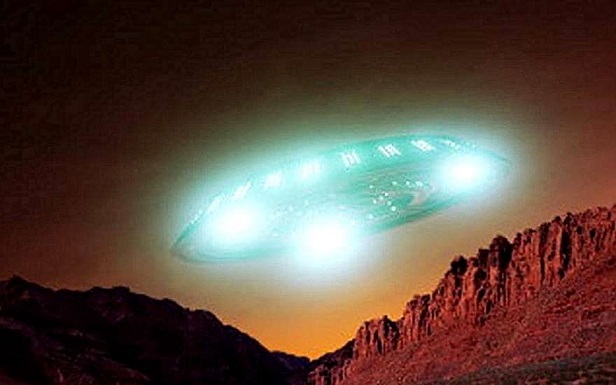 UFO zistené vo vesmíre, lietajúce smerom k Marsu