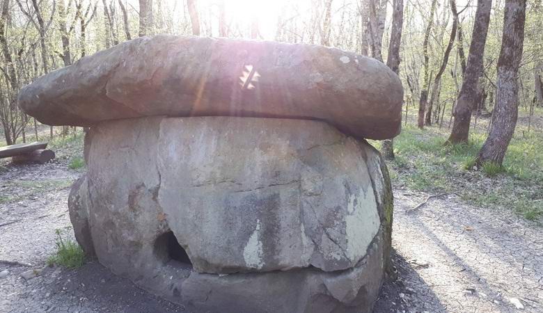 Na území Krasnodarského kraja sa dolmen záhadne rozžiaril.