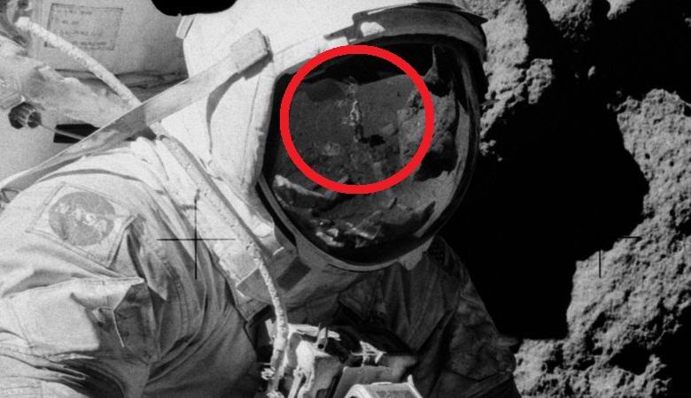 V odrazu na prilbe astronaut našiel muža, ktorý stál na Mesiaci v džínsoch a teniskách.