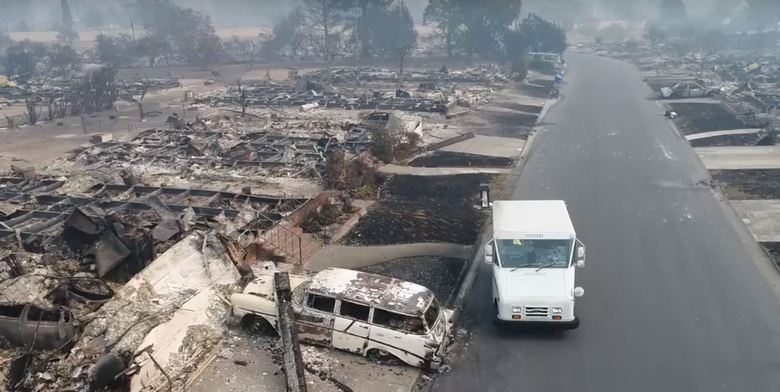 Podivné poštové auto jazdí okolo v spálenom meste Kalifornie