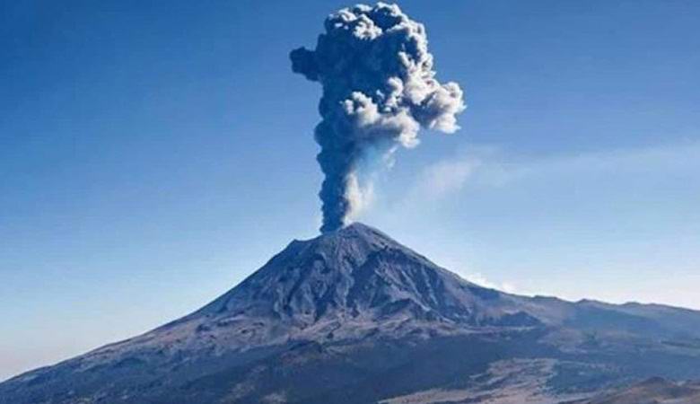 Vyhodením stĺpu popola popocatepetl vytiahol pár UFO