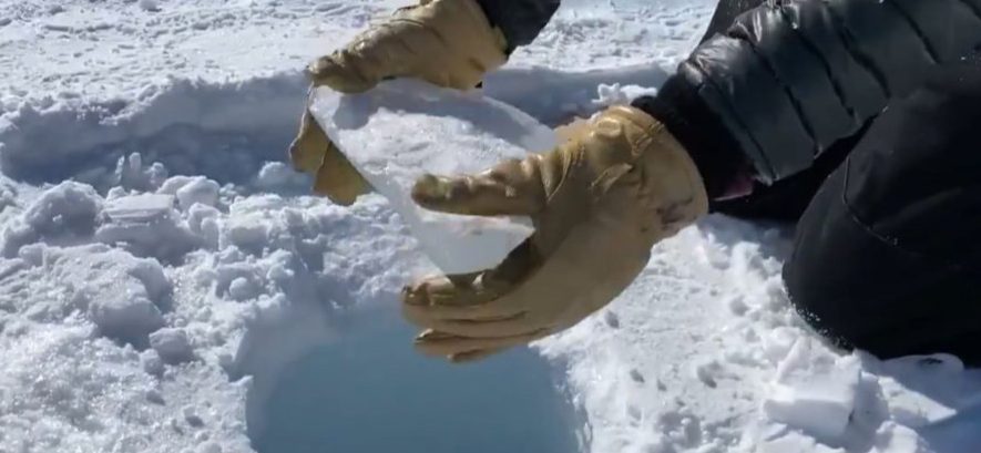 Video z vedcov, ktorí ukladajú ľad do superhĺbkového vrtu, je vírusové 