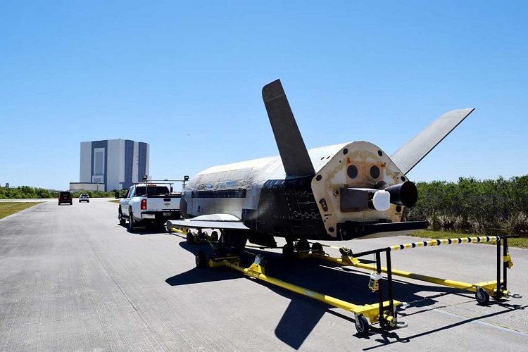 Americký vojenský raketoplán X-37B sa plaví po území Ruska