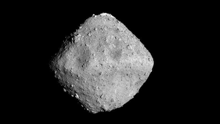 Japonskí roboti fotografovali záhadný predmet na asteroide Ryugu