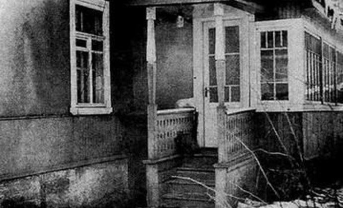 Tajomné fotografie so zlými duchmi rozbíjajúcimi okno